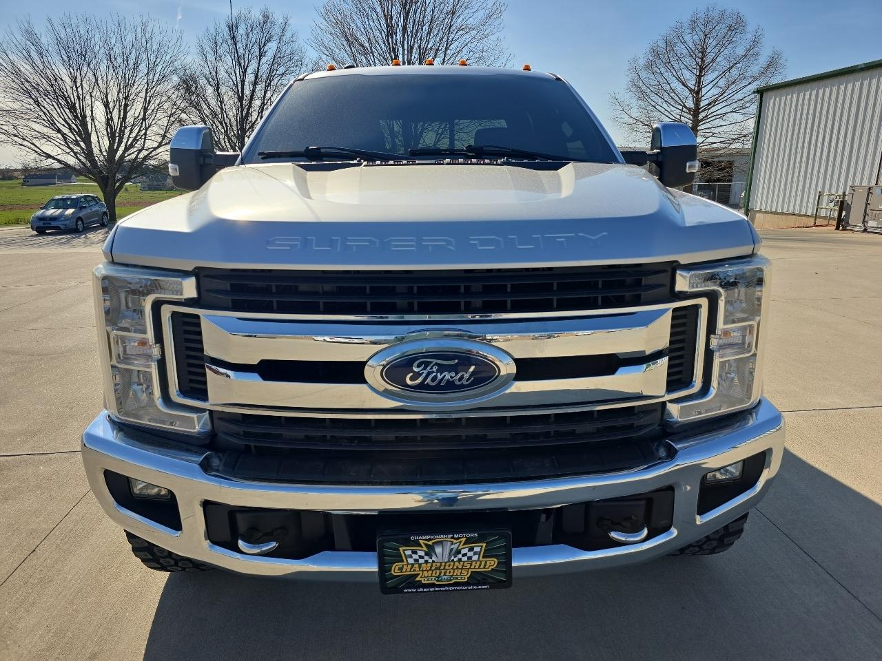 Ford Super Duty F-350 SRW XLT 4WD Crew Cab 8' Box 2017