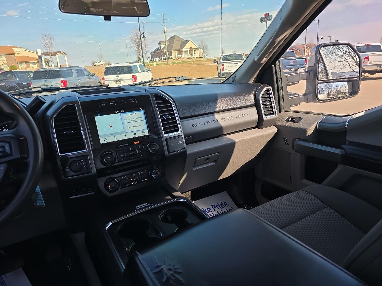 Ford Super Duty F-350 SRW XLT 4WD Crew Cab 8' Box 2017