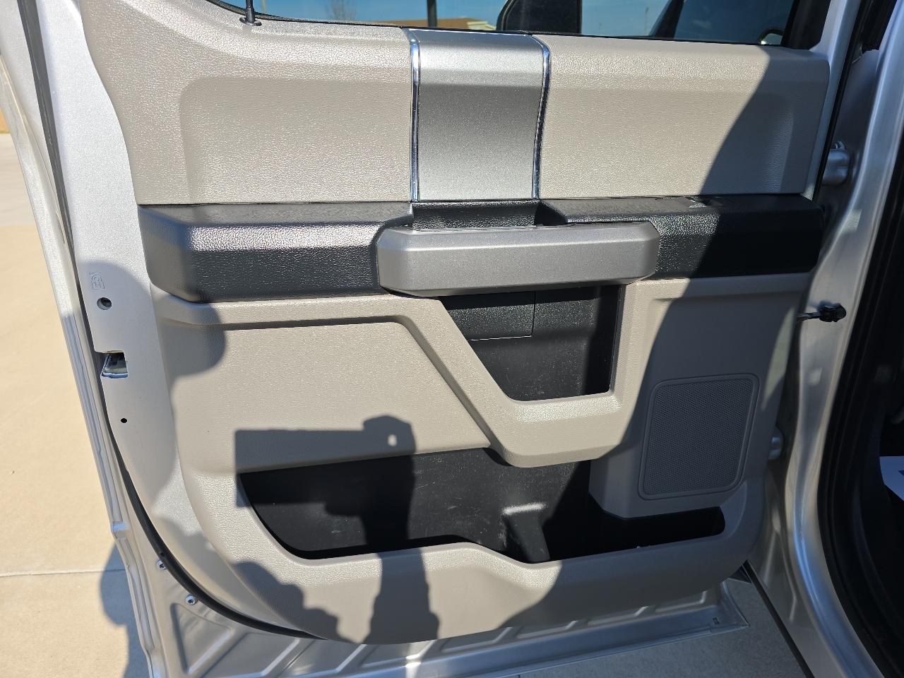 Ford Super Duty F-350 SRW XLT 4WD Crew Cab 8' Box 2017