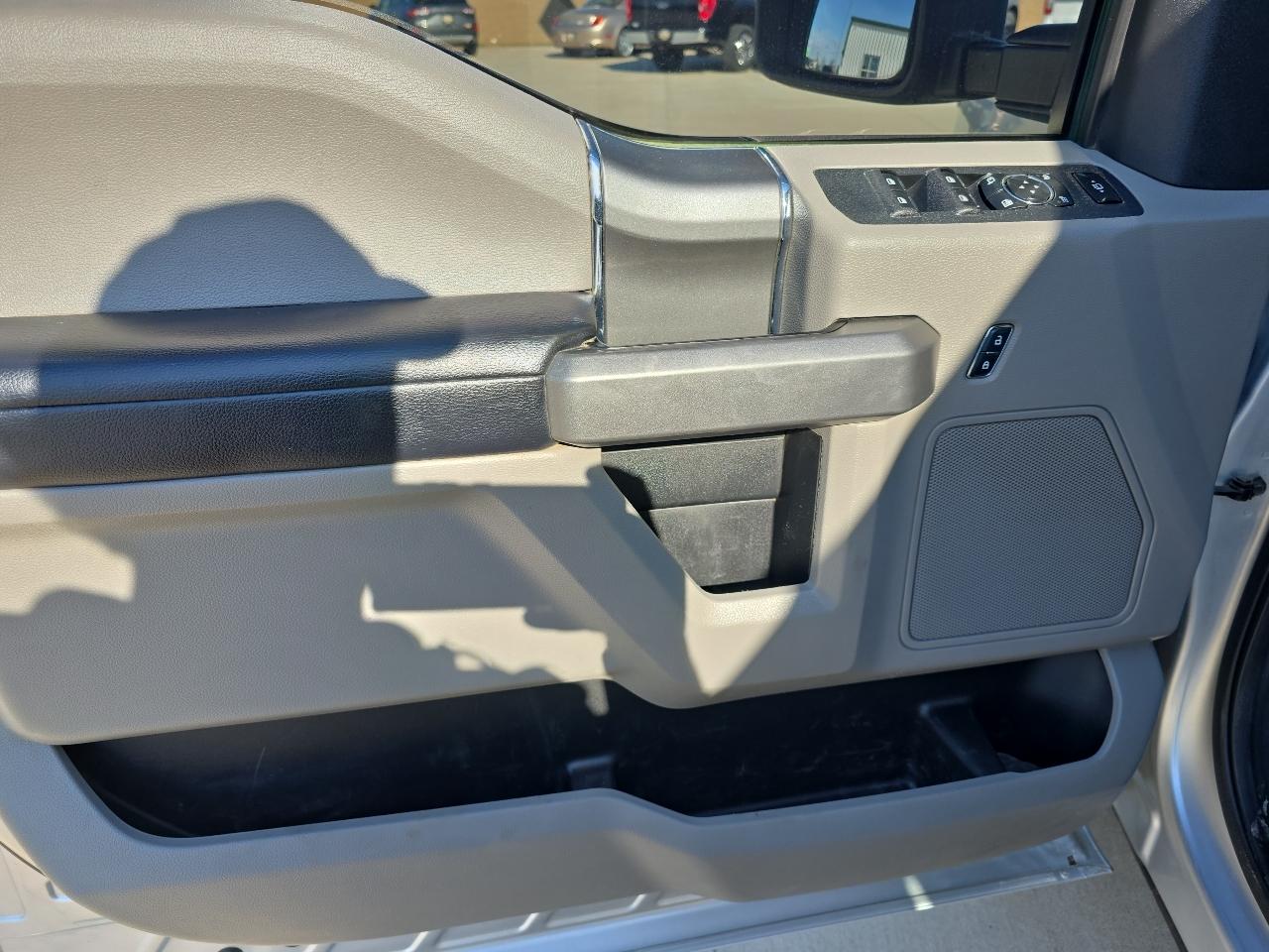 Ford Super Duty F-350 SRW XLT 4WD Crew Cab 8' Box 2017