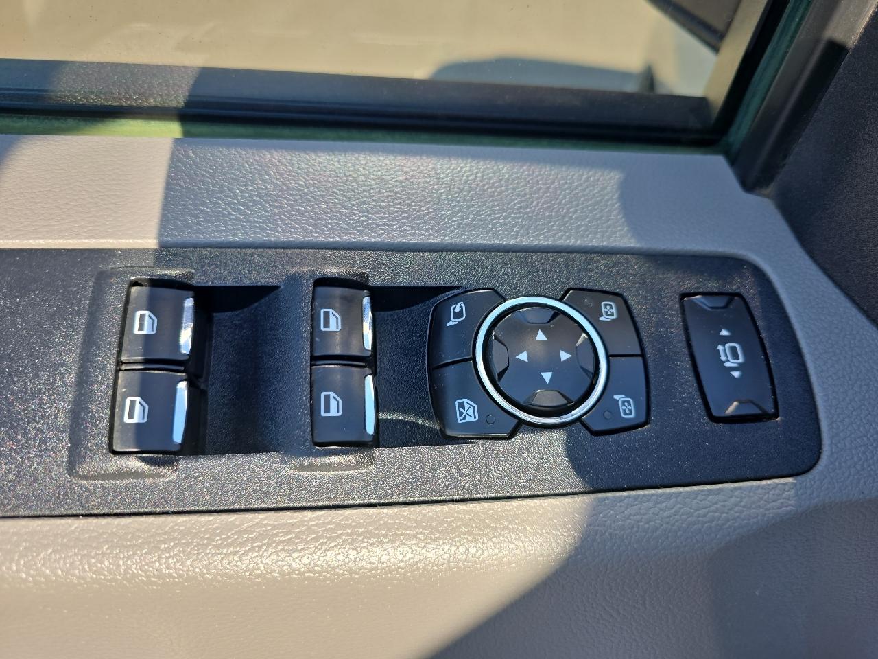 Ford Super Duty F-350 SRW XLT 4WD Crew Cab 8' Box 2017