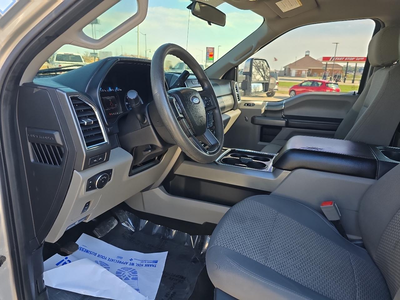 Ford Super Duty F-350 SRW XLT 4WD Crew Cab 8' Box 2017