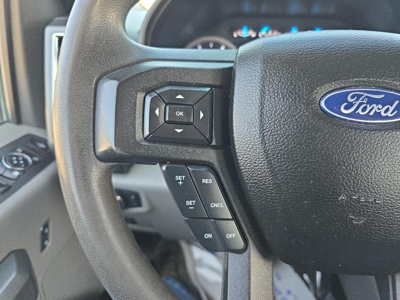 Ford Super Duty F-350 SRW XLT 4WD Crew Cab 8' Box 2017