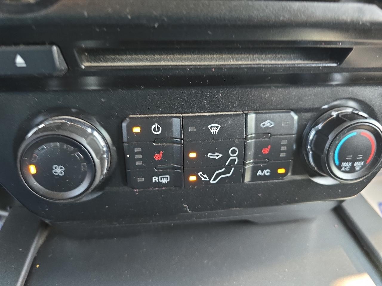 Ford Super Duty F-350 SRW XLT 4WD Crew Cab 8' Box 2017