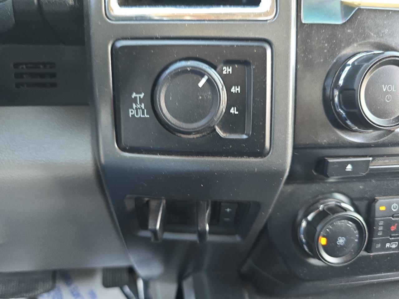 Ford Super Duty F-350 SRW XLT 4WD Crew Cab 8' Box 2017