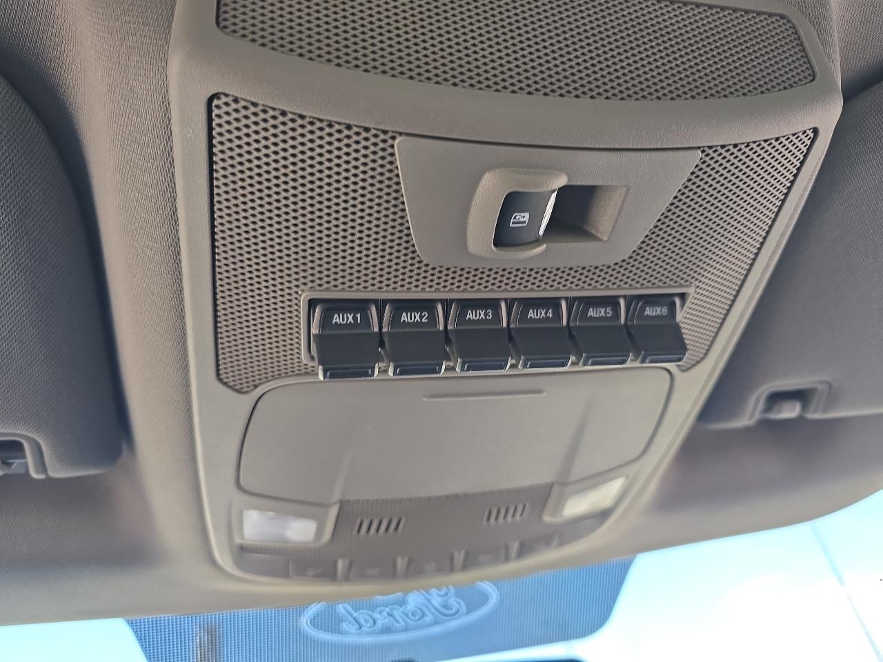 Ford Super Duty F-350 SRW XLT 4WD Crew Cab 8' Box 2017