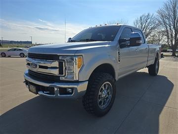 2017 Ford Super Duty F-350 SRW XLT 4WD Crew Cab 8' Box