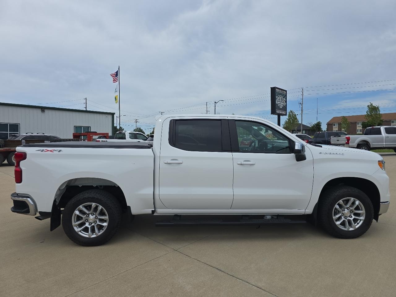 Chevrolet Silverado 1500 4WD Crew Cab 147" LT w/1LT 2023