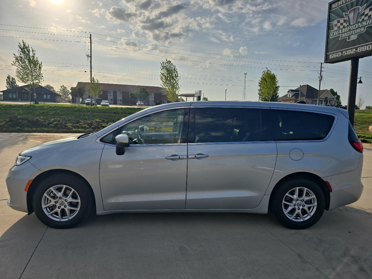 Chrysler Pacifica Touring L FWD 2023