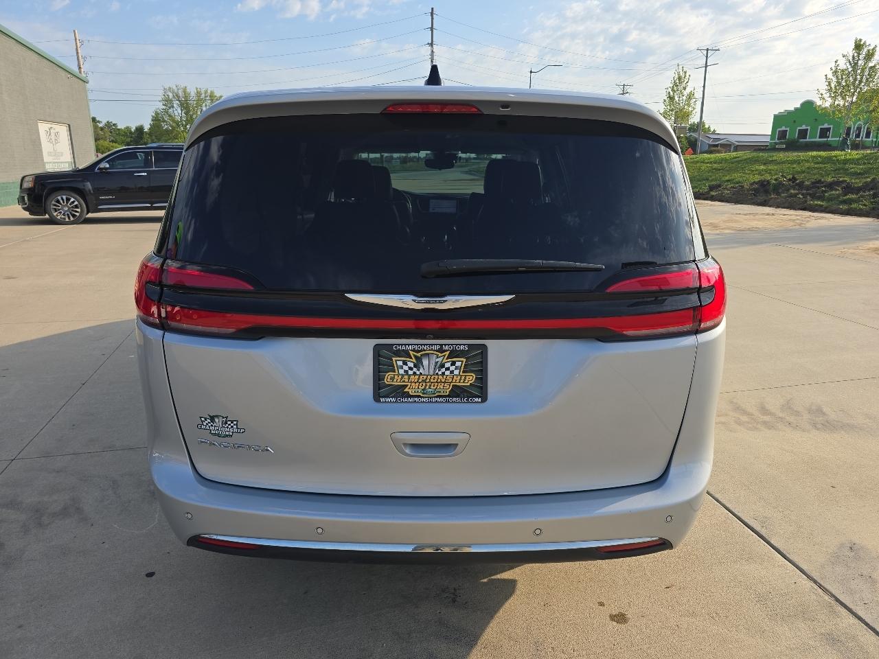 Chrysler Pacifica Touring L FWD 2023
