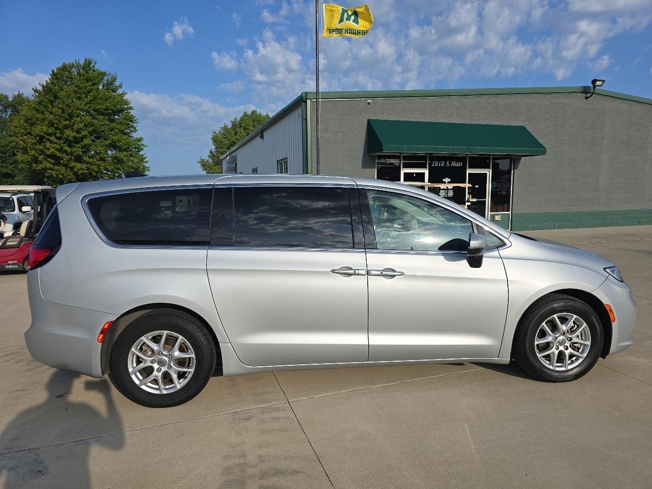 Chrysler Pacifica Touring L FWD 2023