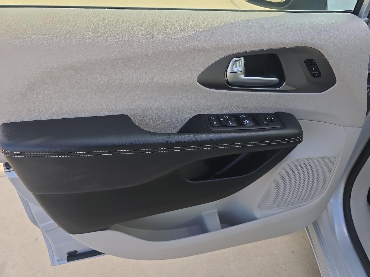 Chrysler Pacifica Touring L FWD 2023