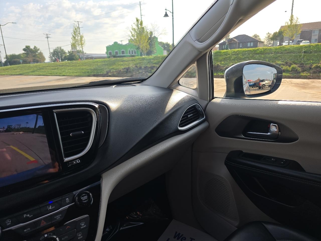 Chrysler Pacifica Touring L FWD 2023