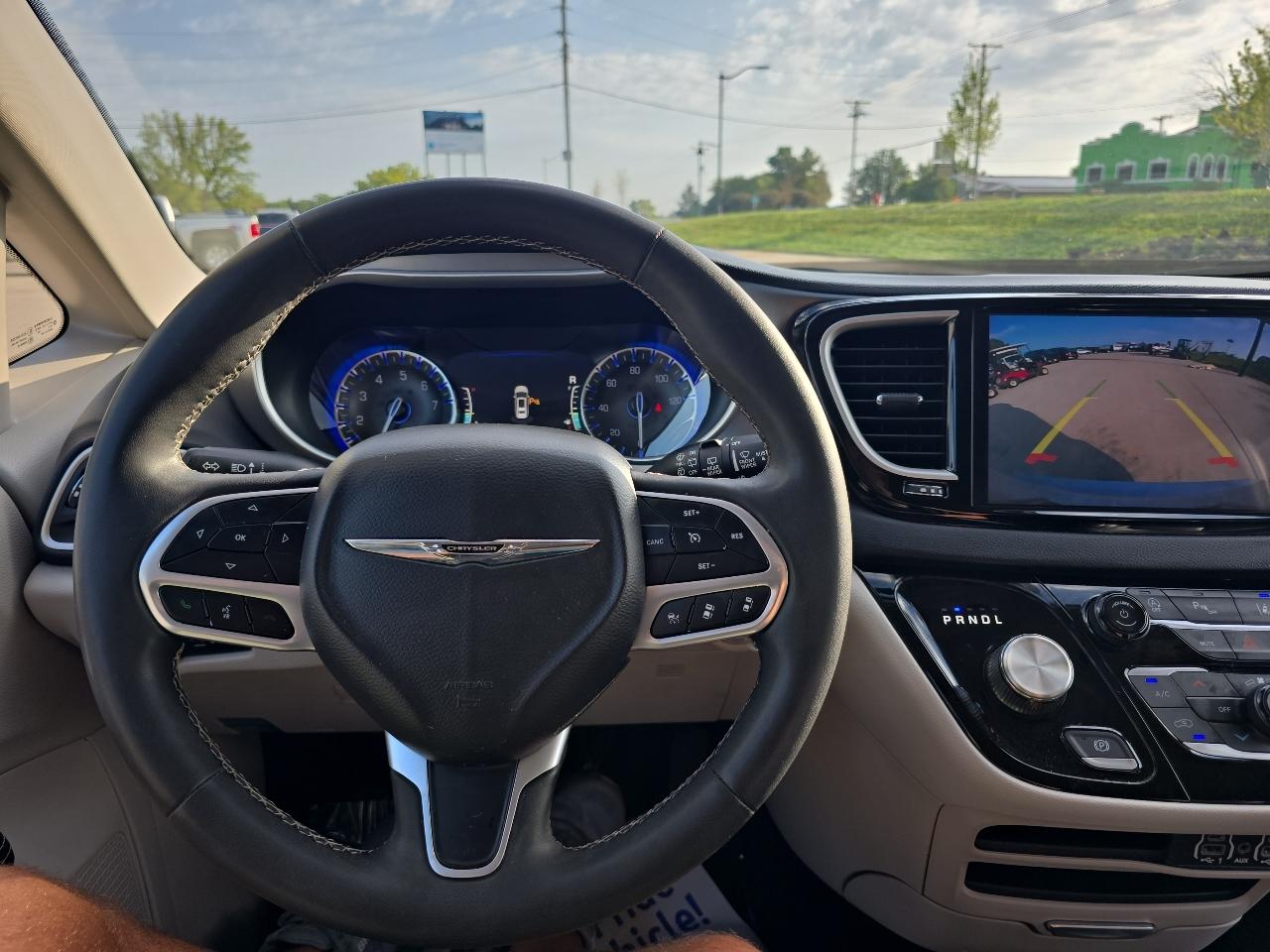 Chrysler Pacifica Touring L FWD 2023