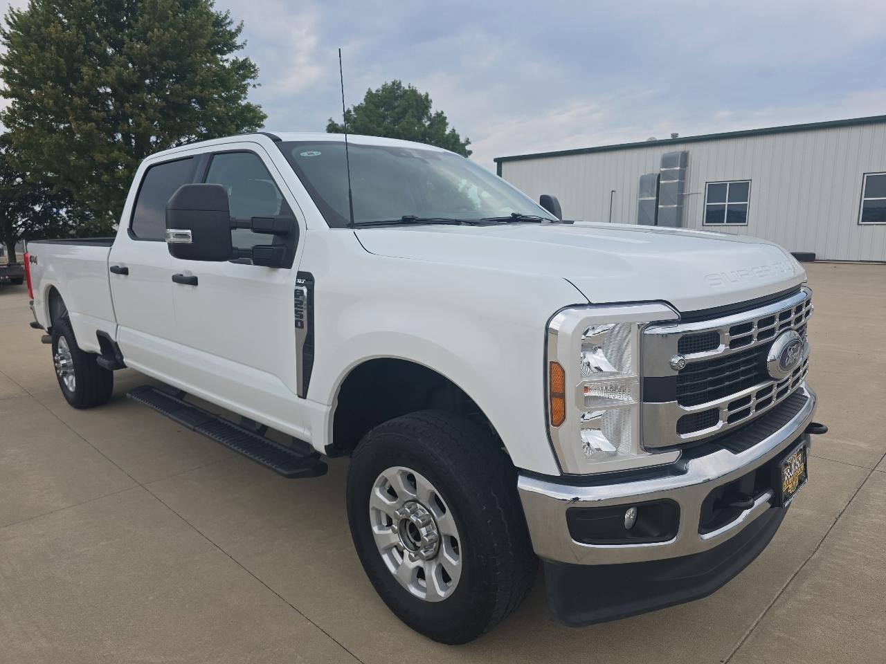 Ford Super Duty F-250 SRW XLT 4WD Crew Cab 8' Box 2024