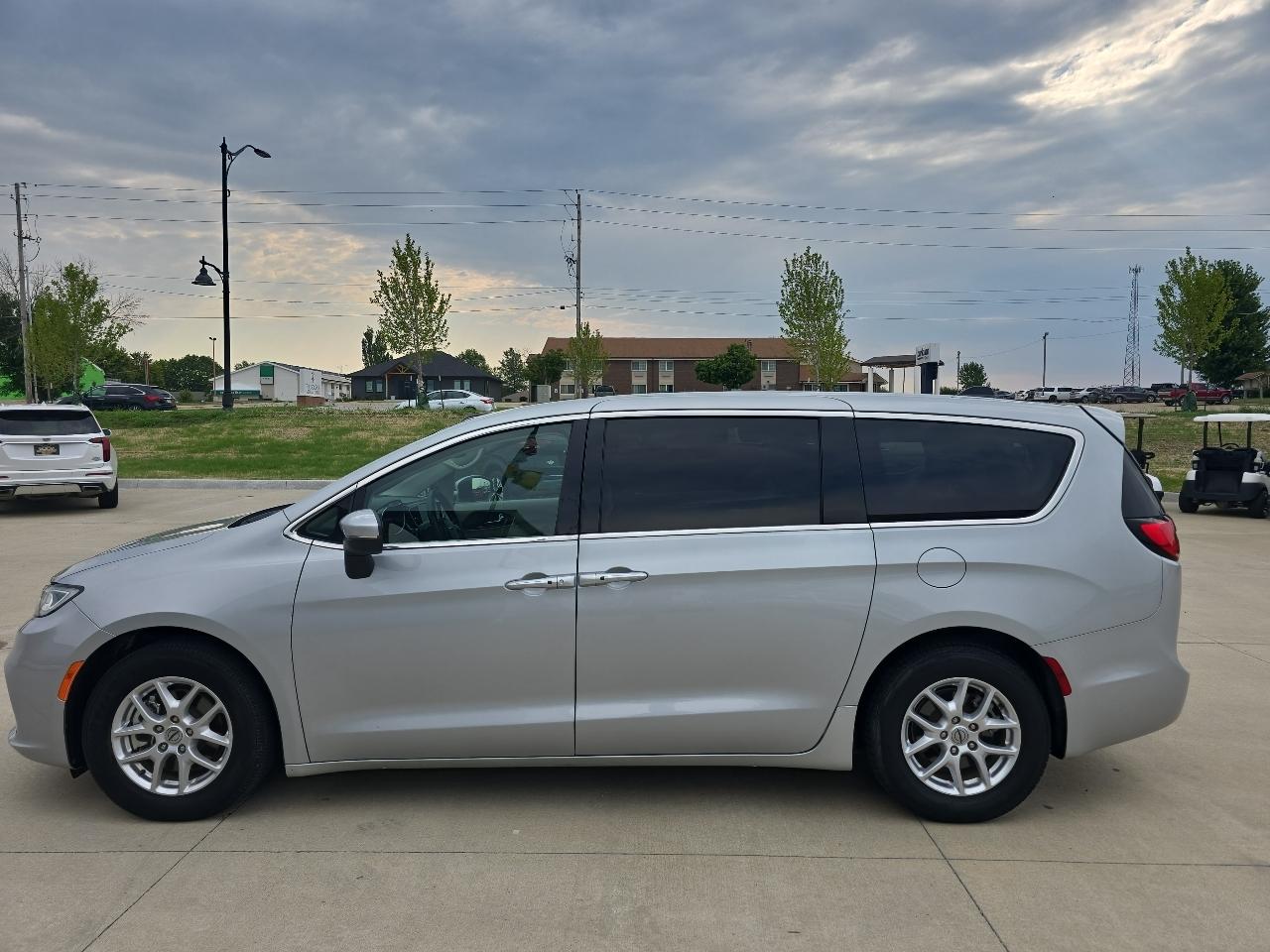 Chrysler Pacifica Touring L FWD 2023