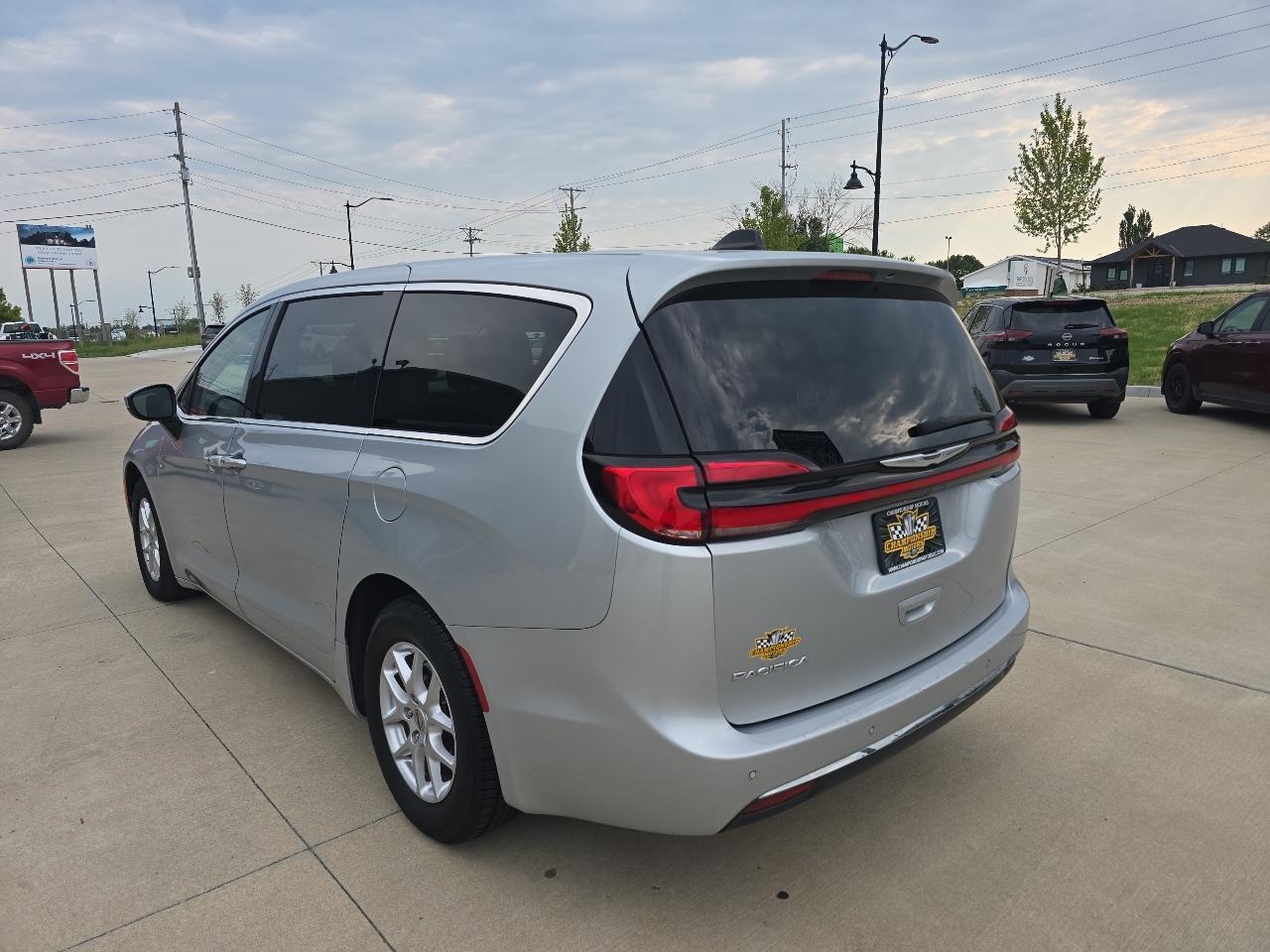 Chrysler Pacifica Touring L FWD 2023