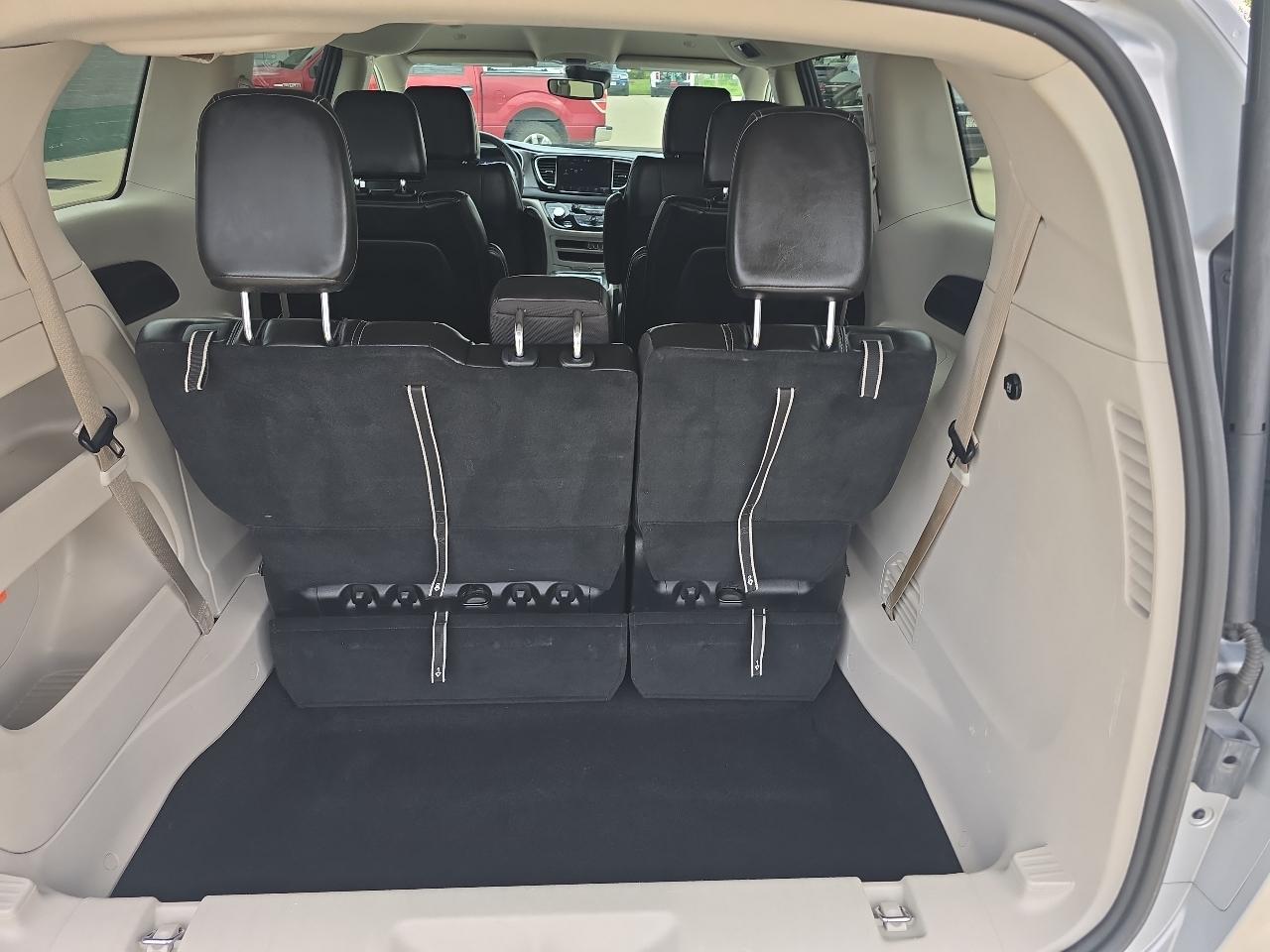 Chrysler Pacifica Touring L FWD 2023