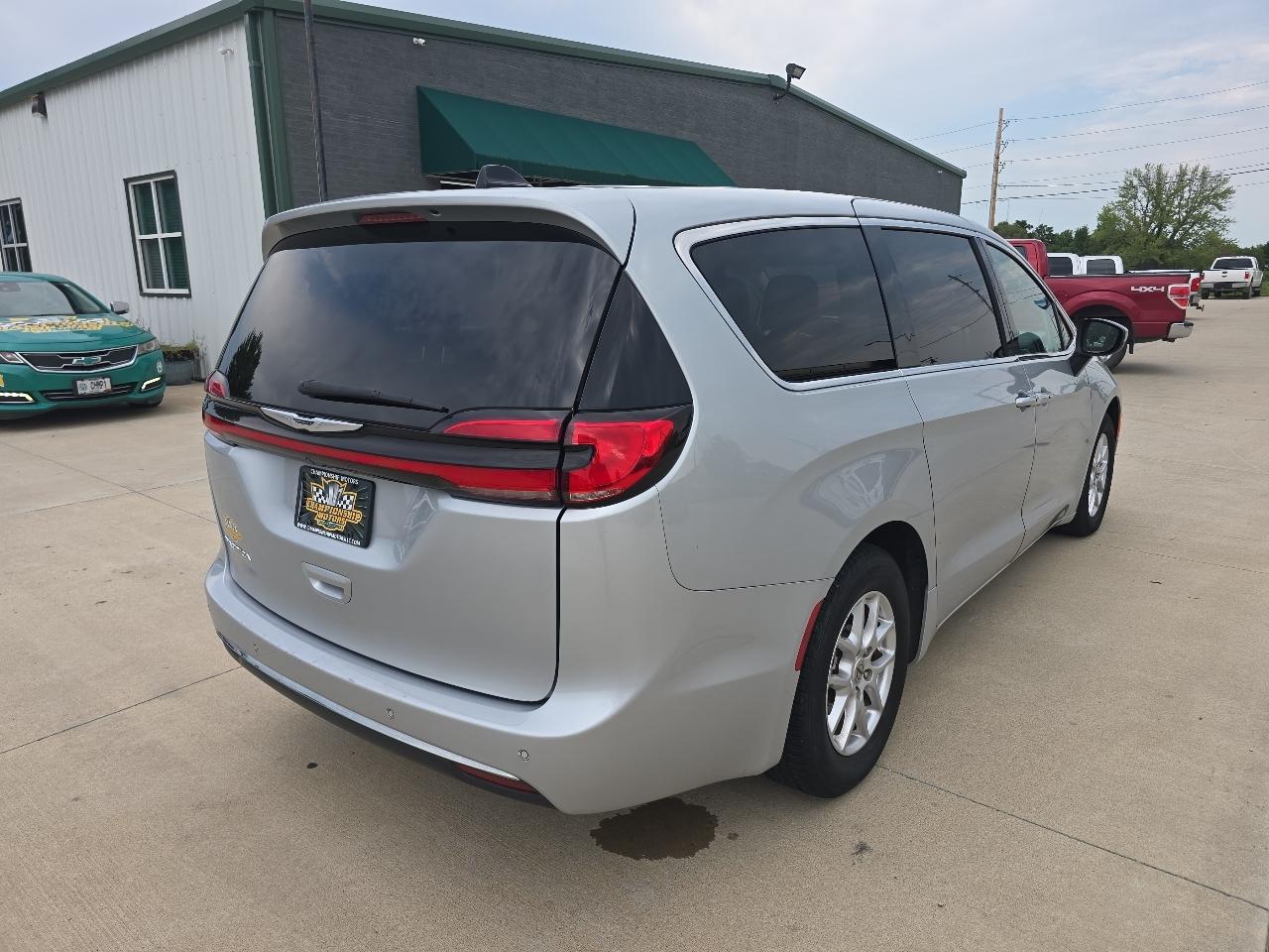 Chrysler Pacifica Touring L FWD 2023