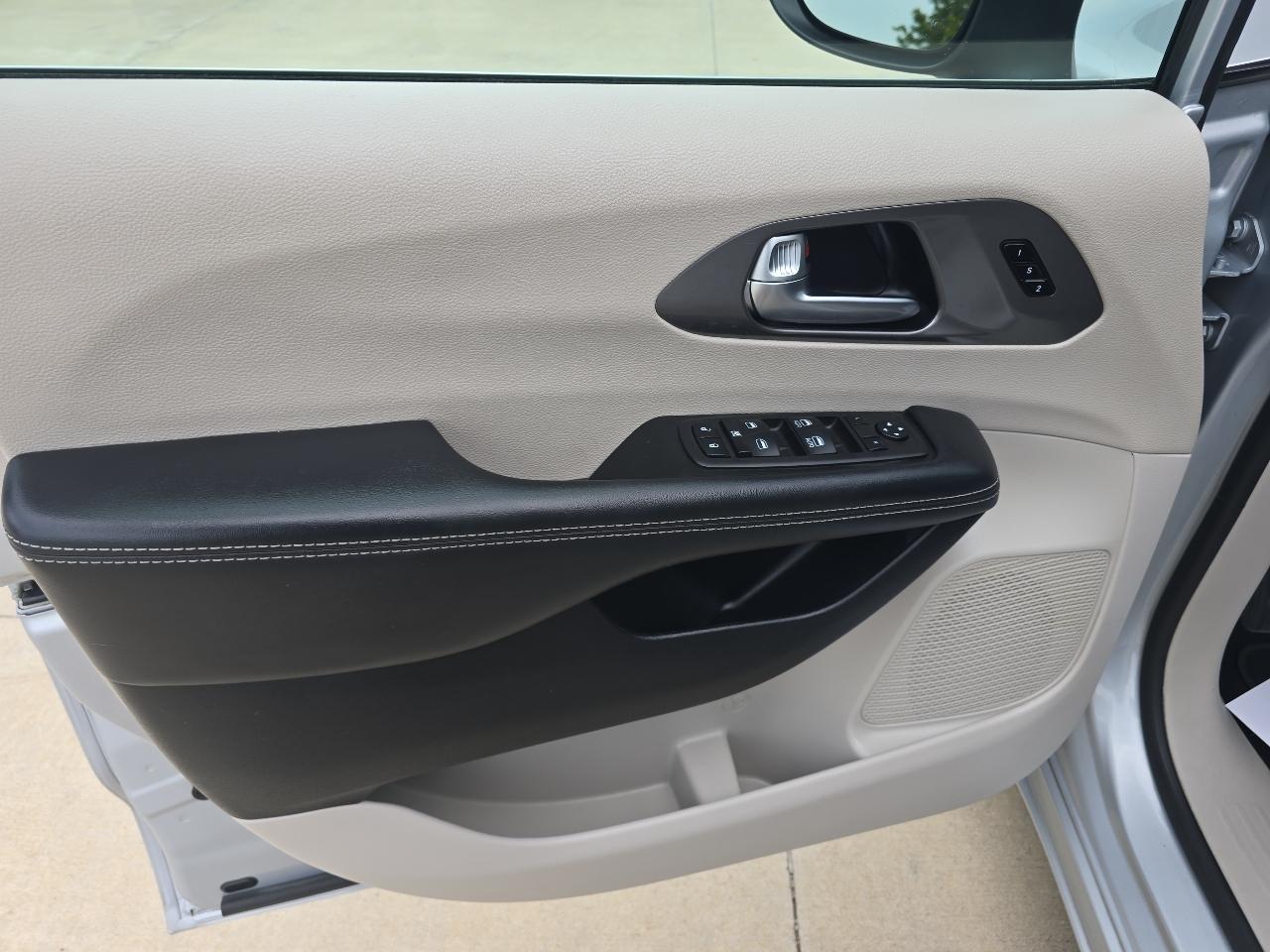 Chrysler Pacifica Touring L FWD 2023