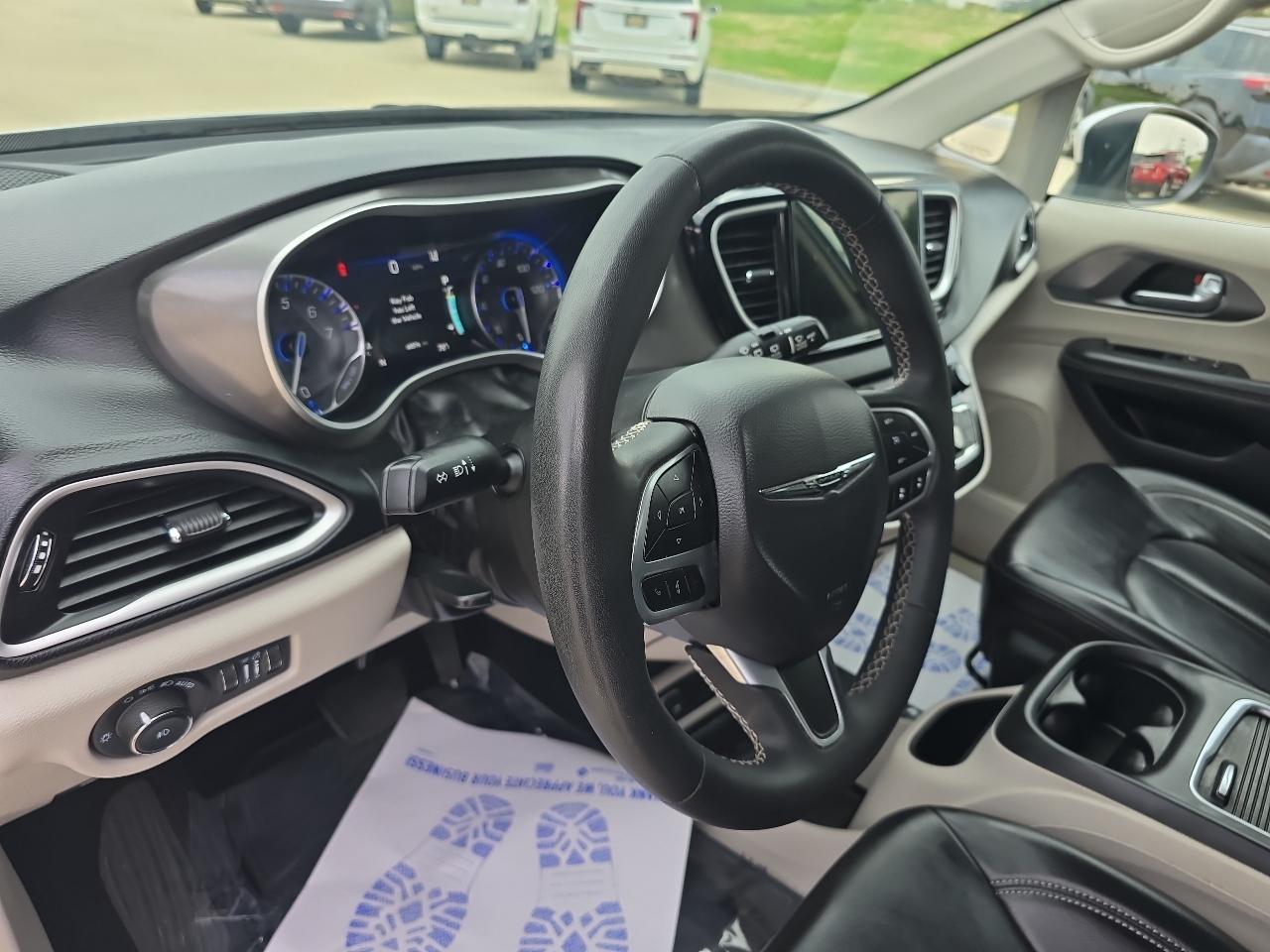 Chrysler Pacifica Touring L FWD 2023