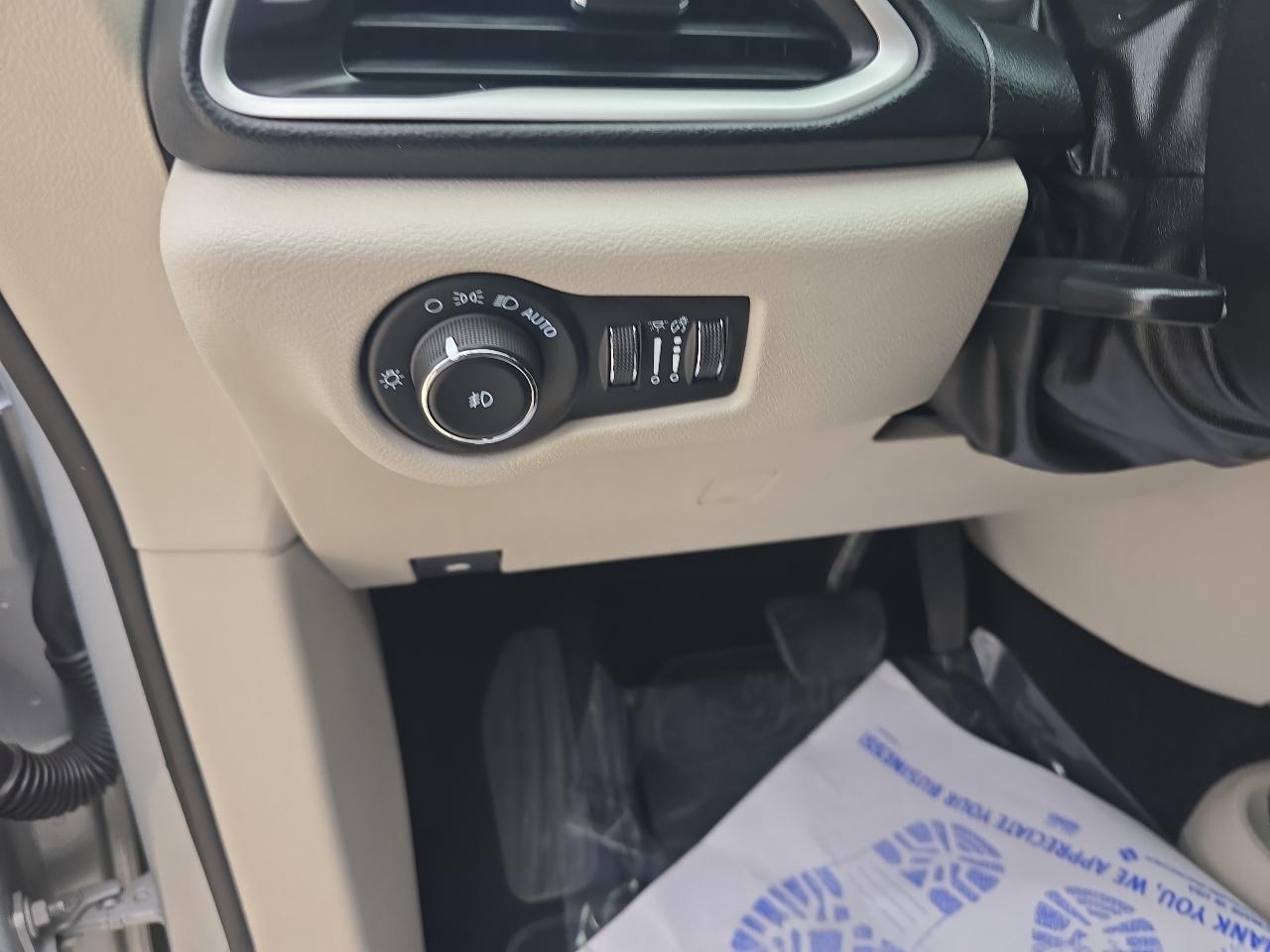 Chrysler Pacifica Touring L FWD 2023