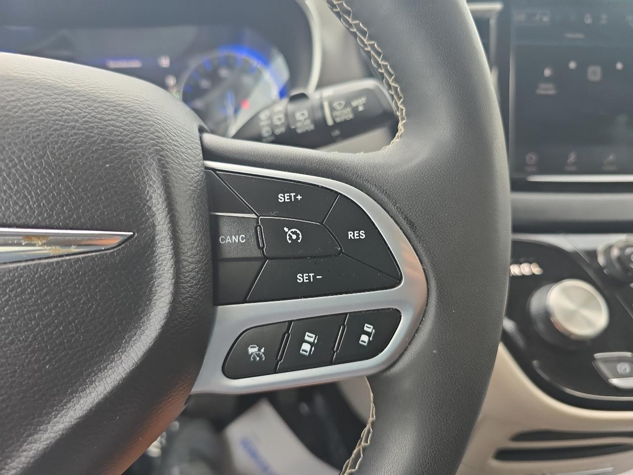 Chrysler Pacifica Touring L FWD 2023
