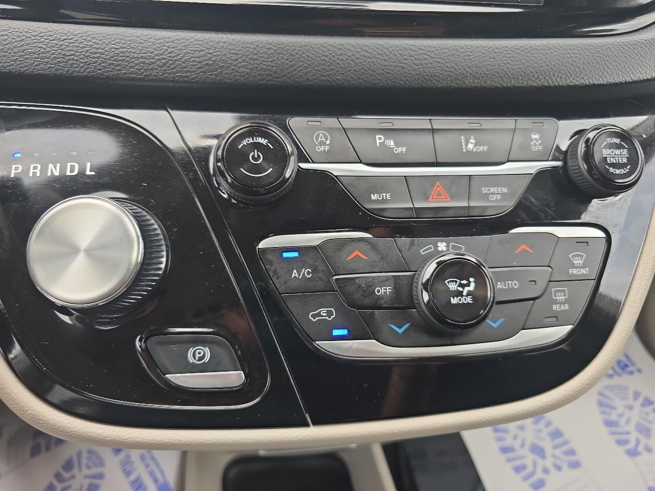 Chrysler Pacifica Touring L FWD 2023