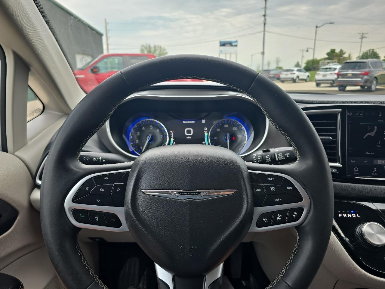 Chrysler Pacifica Touring L FWD 2023