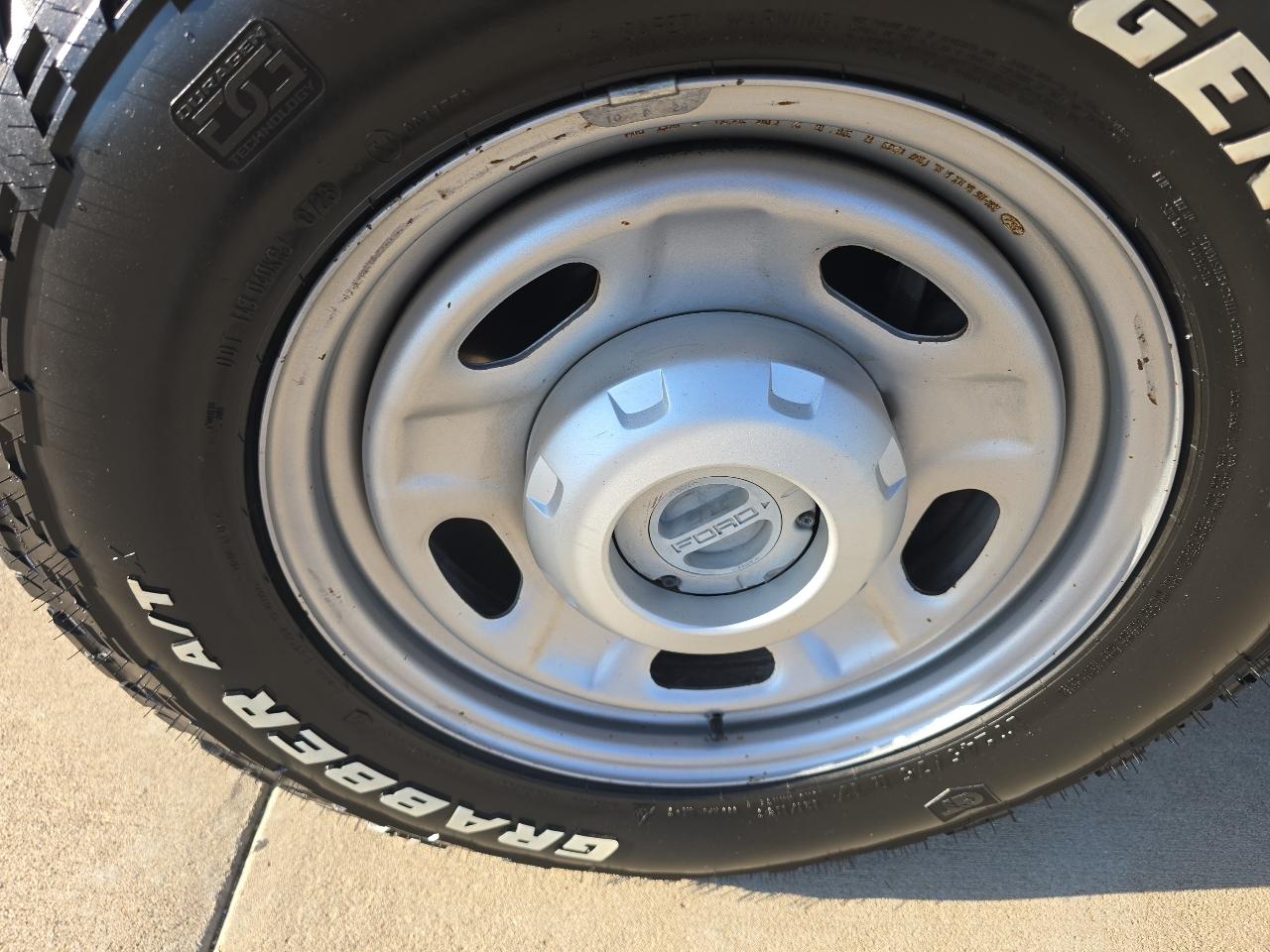 Ford Super Duty F-250 SRW 4WD Reg Cab 137" XLT 2016