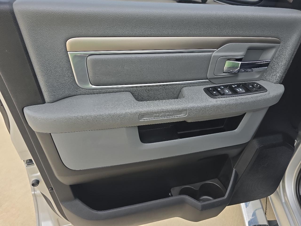 RAM 1500 Big Horn 4x4 Crew Cab 5'7" Box 2017