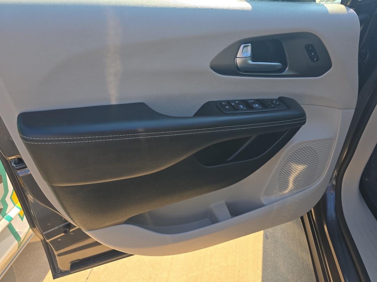 Chrysler Pacifica Touring L FWD 2023