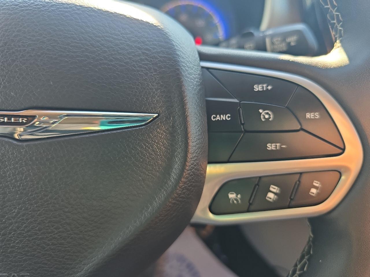 Chrysler Pacifica Touring L FWD 2023