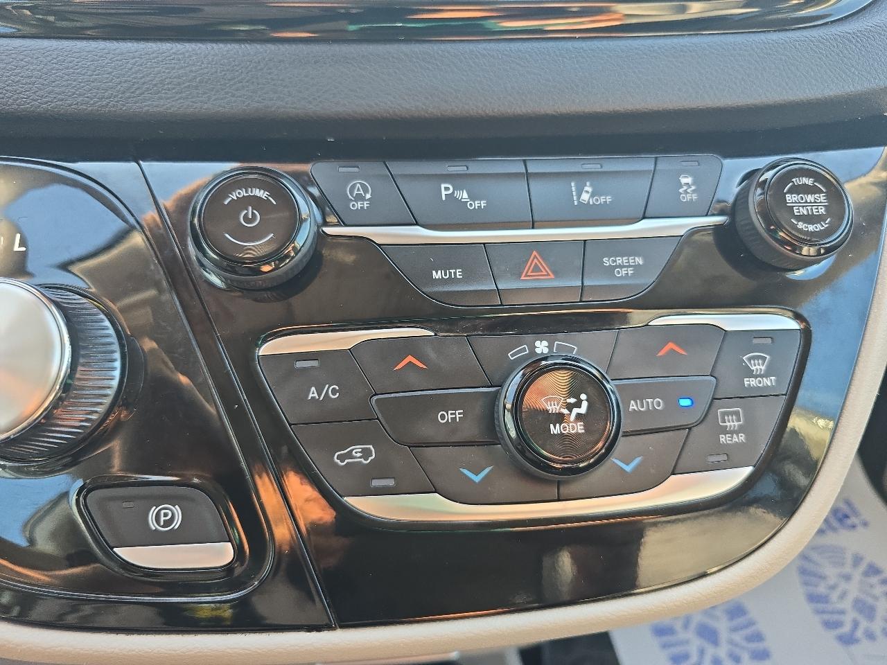 Chrysler Pacifica Touring L FWD 2023