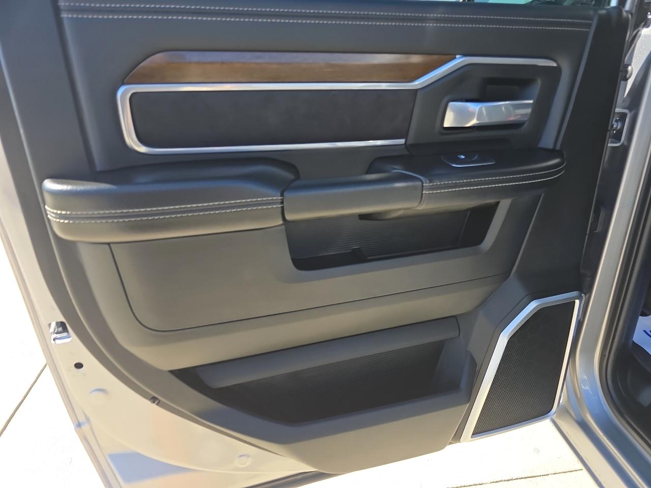 RAM 2500 Laramie 4x4 Crew Cab 6'4" Box 2024