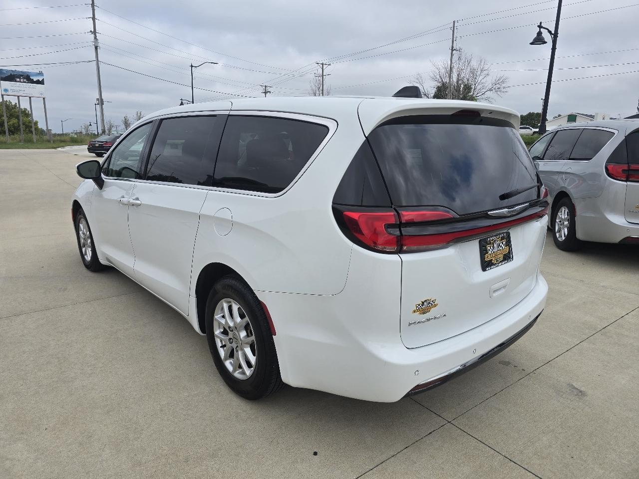 Chrysler Pacifica Touring L FWD 2023