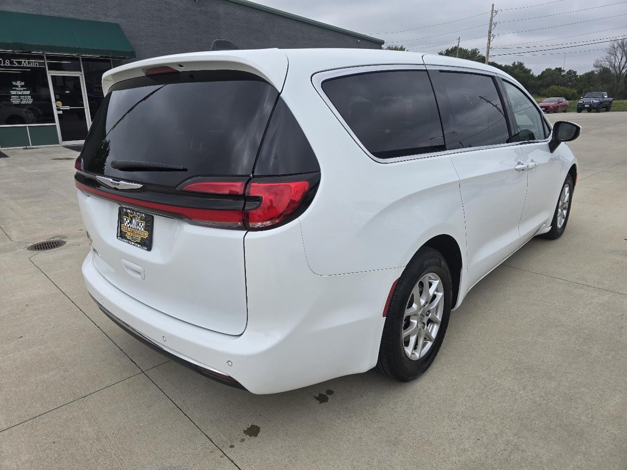 Chrysler Pacifica Touring L FWD 2023