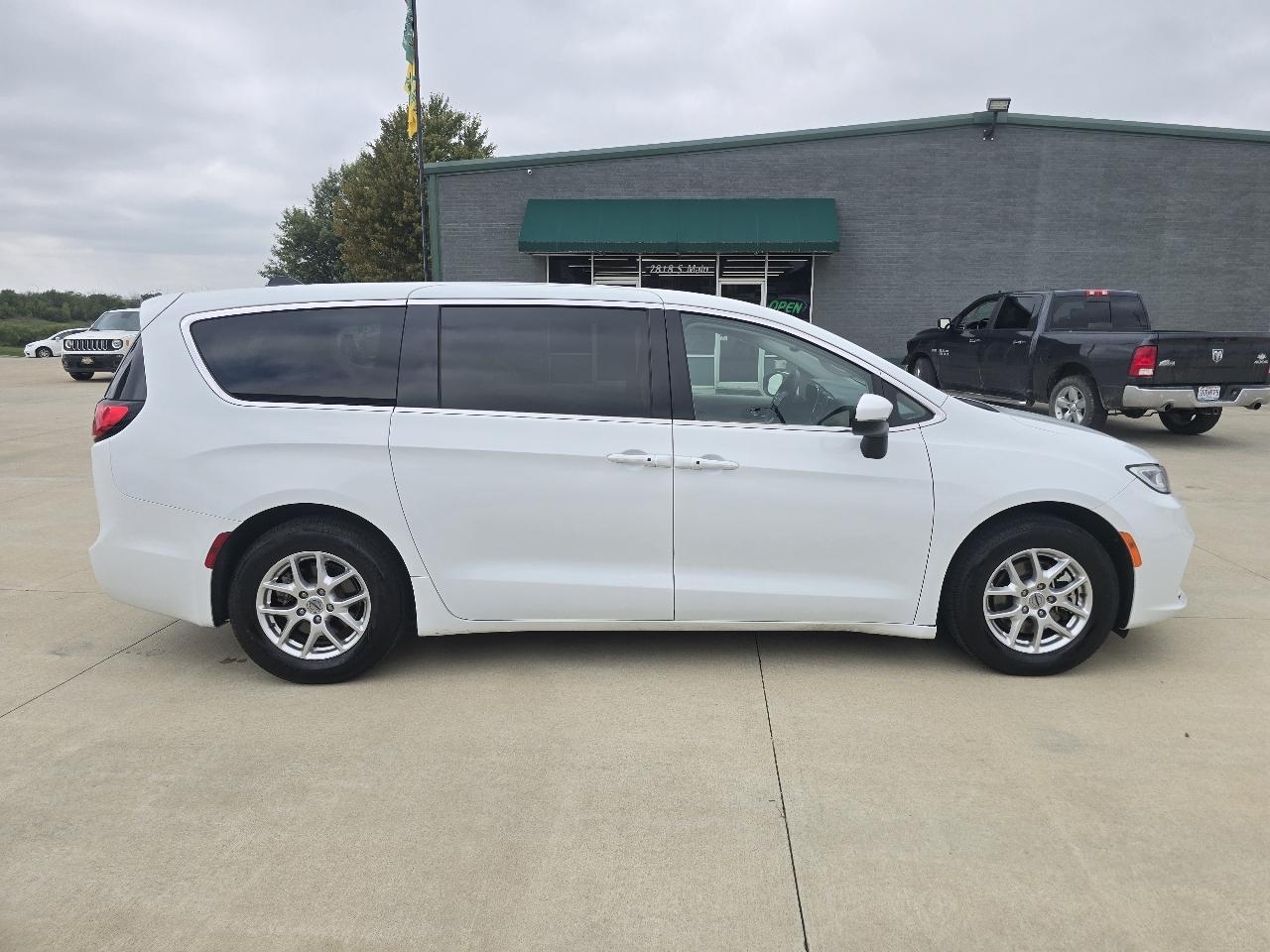 Chrysler Pacifica Touring L FWD 2023