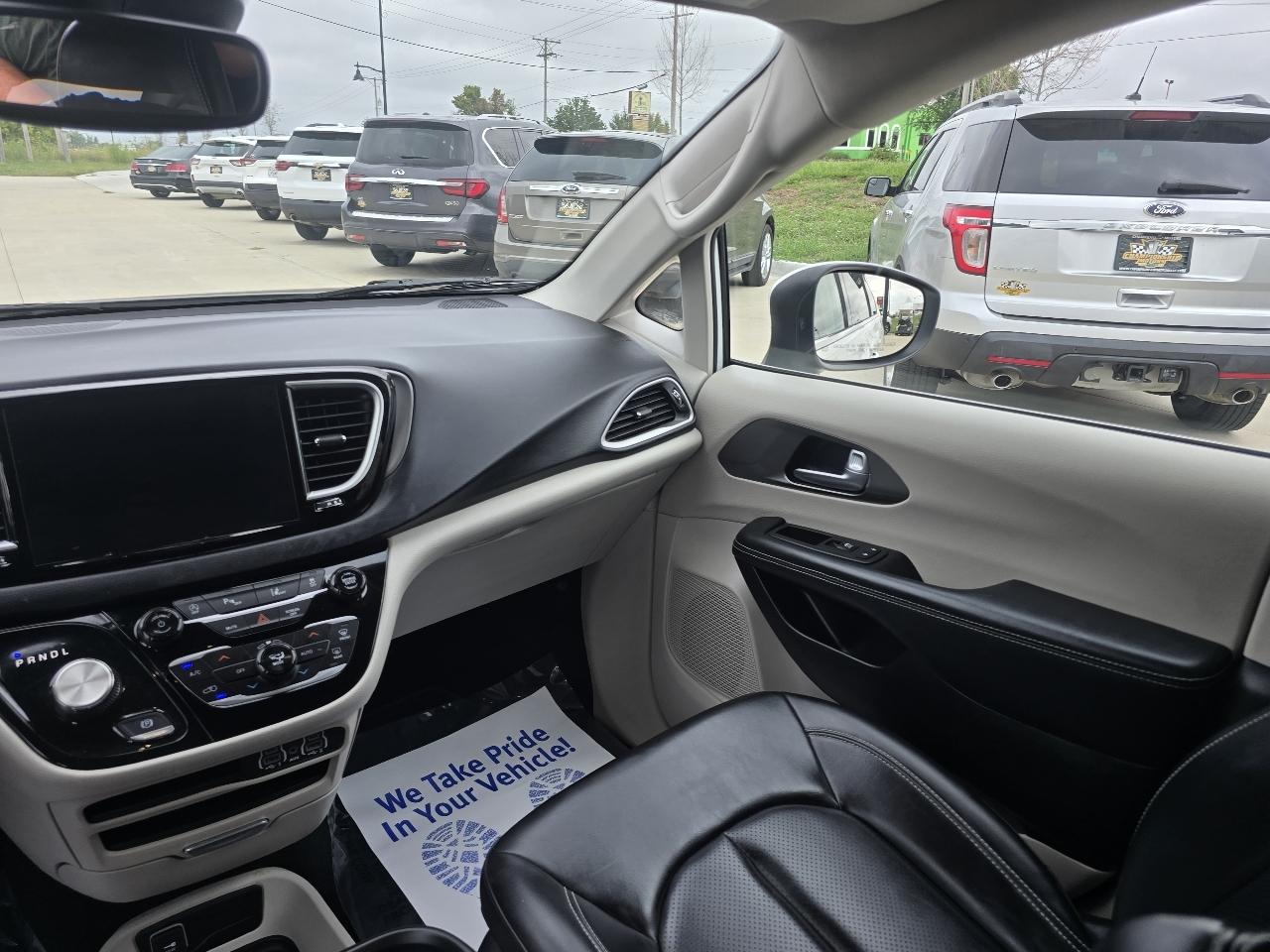 Chrysler Pacifica Touring L FWD 2023