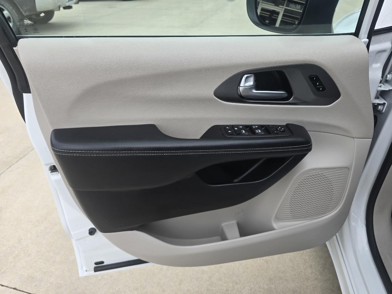 Chrysler Pacifica Touring L FWD 2023