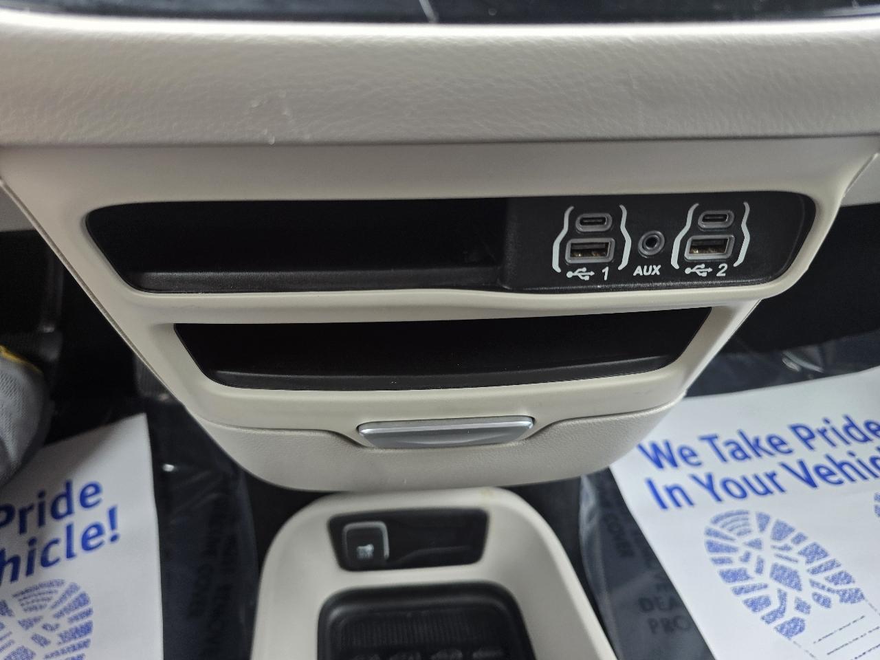 Chrysler Pacifica Touring L FWD 2023