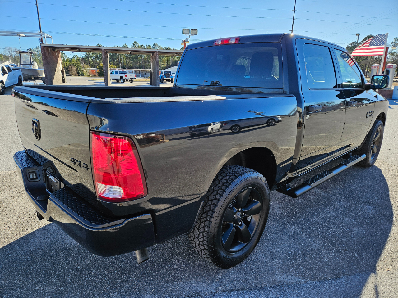 RAM 1500 Express 4x4 Crew Cab 5'7" Box 2018