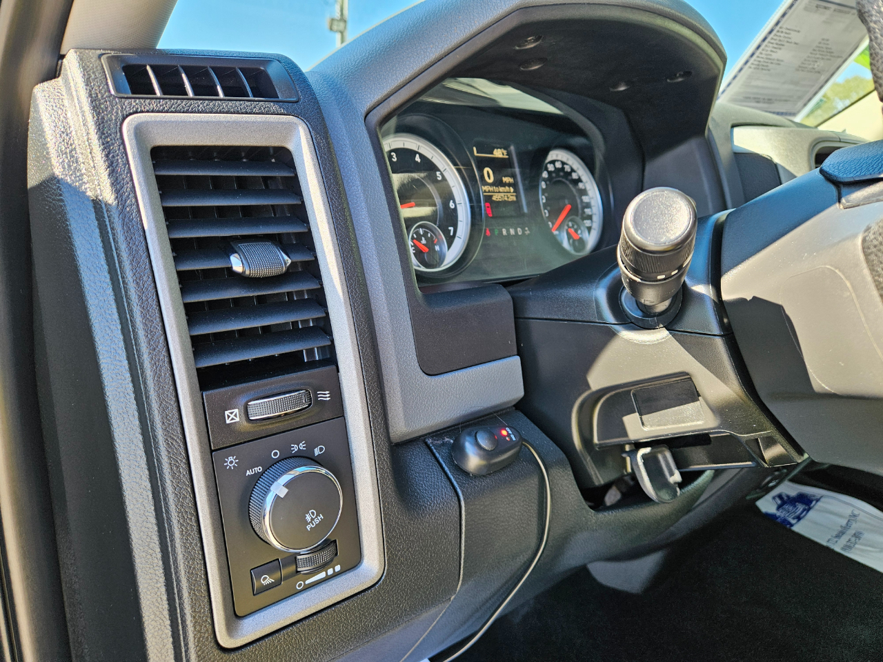 RAM 1500 4WD Crew Cab 140.5" Express 2015