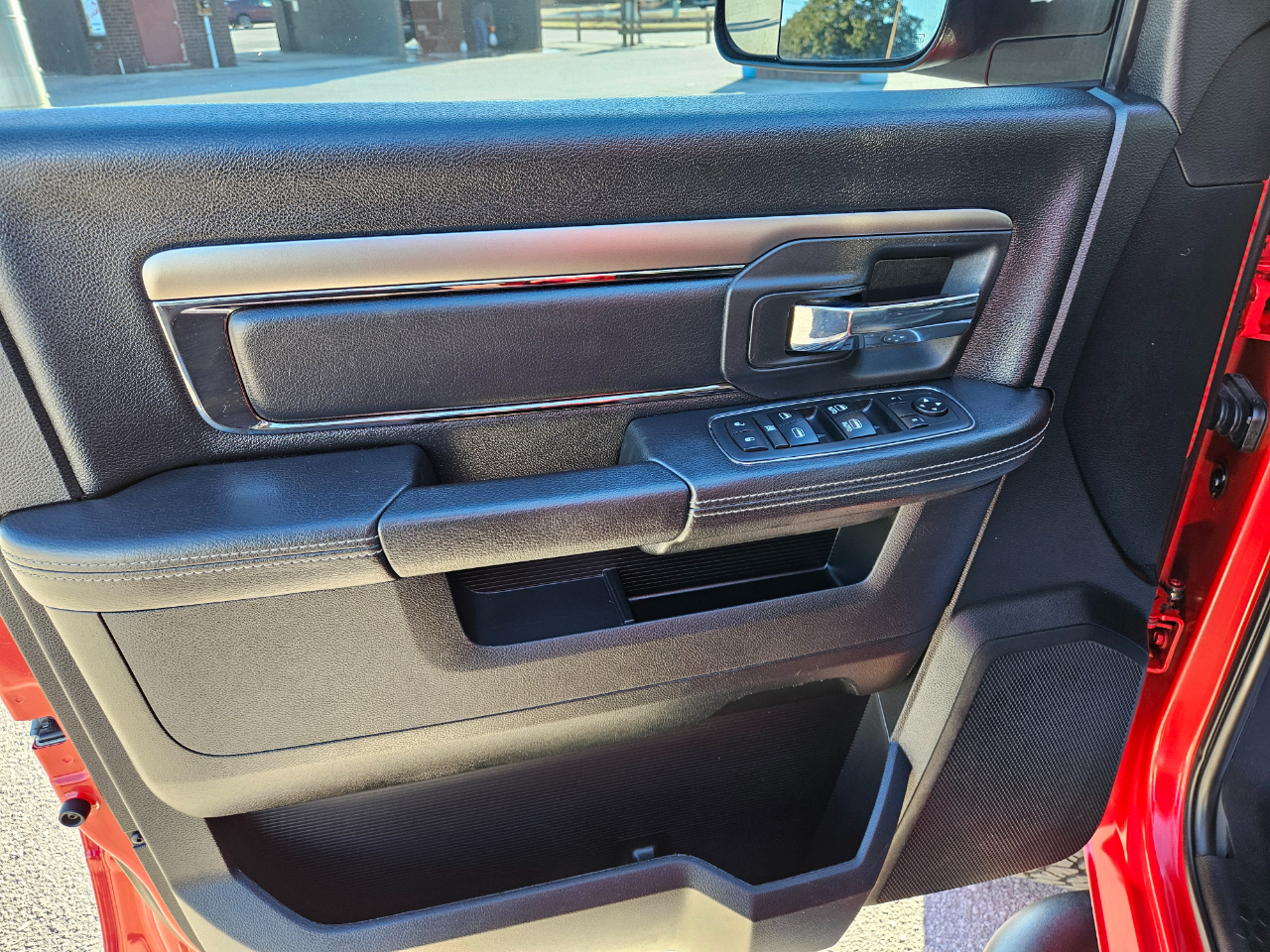 RAM 1500 Night 4x4 Crew Cab 6'4" Box 2017