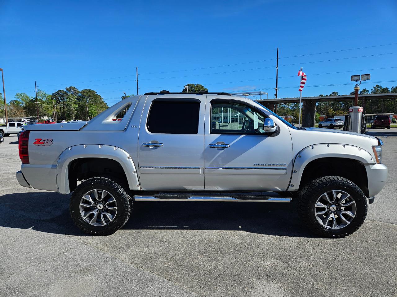 Chevrolet Avalanche 4WD Crew Cab LTZ 2011