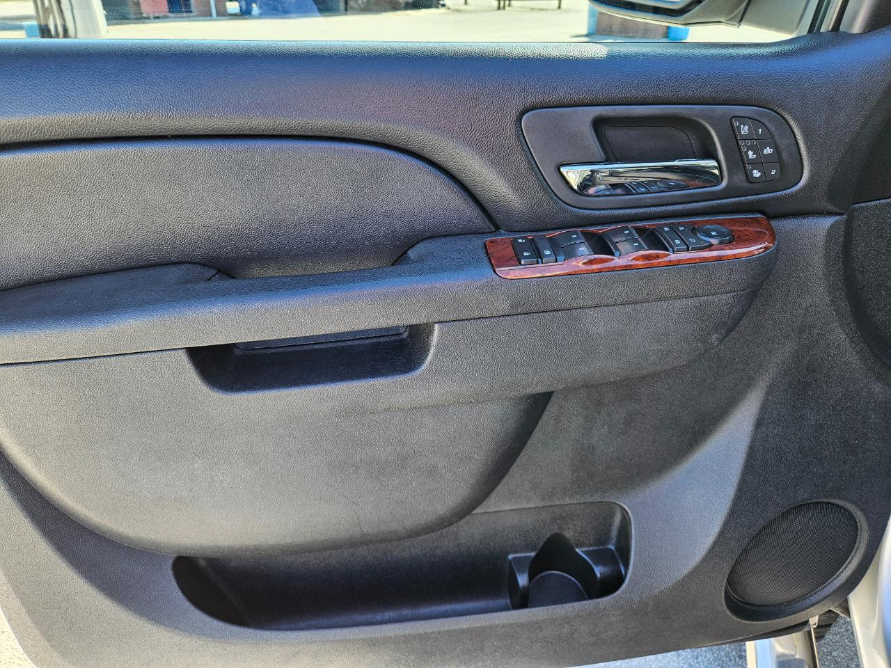 Chevrolet Avalanche 4WD Crew Cab LTZ 2011