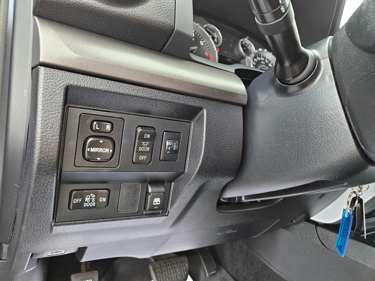 Toyota Tundra 4WD Truck CrewMax 5.7L FFV V8 6-Spd AT SR5 (Natl) 2014