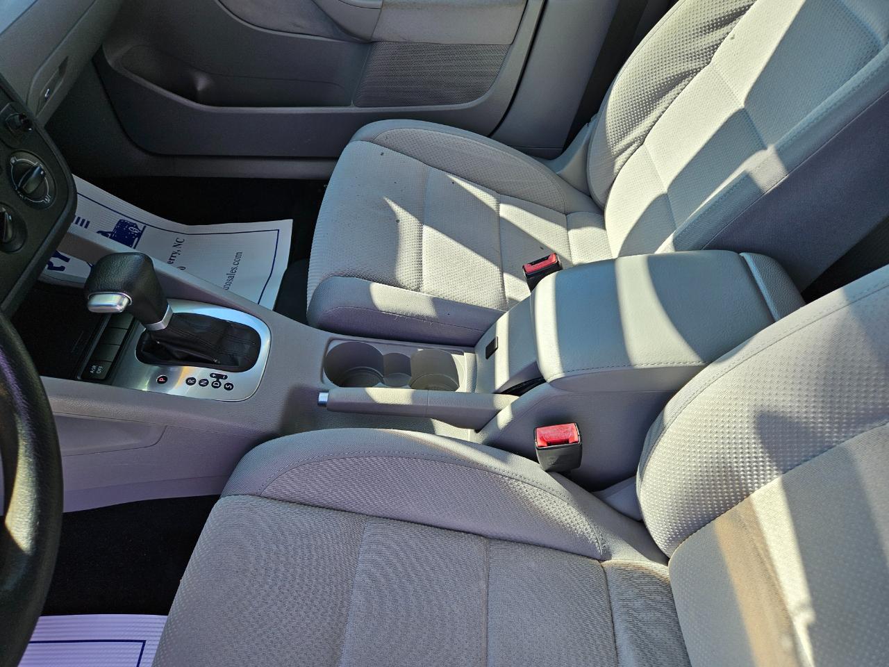 Volkswagen Rabbit 4dr HB Auto S 2008