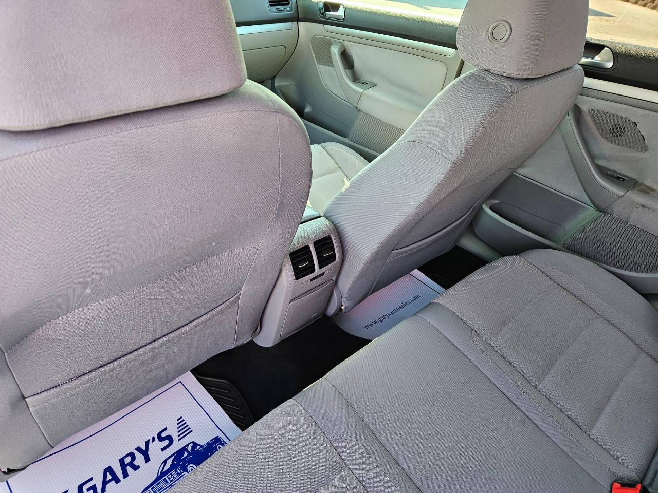 Volkswagen Rabbit 4dr HB Auto S 2008