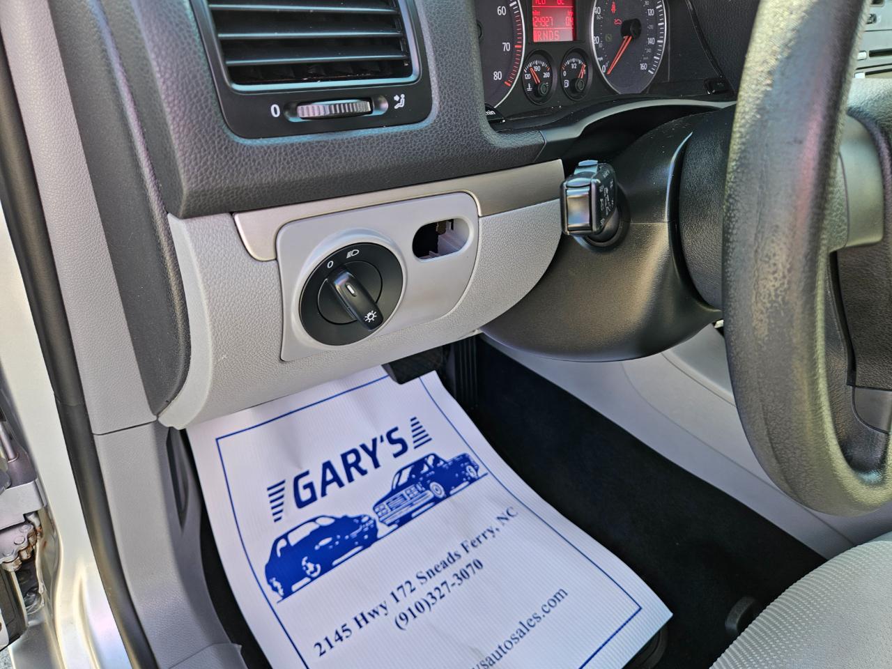 Volkswagen Rabbit 4dr HB Auto S 2008